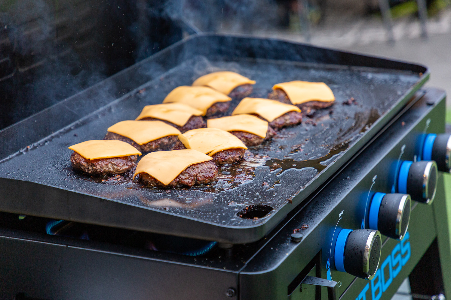 Pit Boss Plancha Grill Ultimate Plancha 4-Brenner mit Untergestell - inkl. 5-teilig Grillbesteck Set + Abdeckhaube – Bild 9