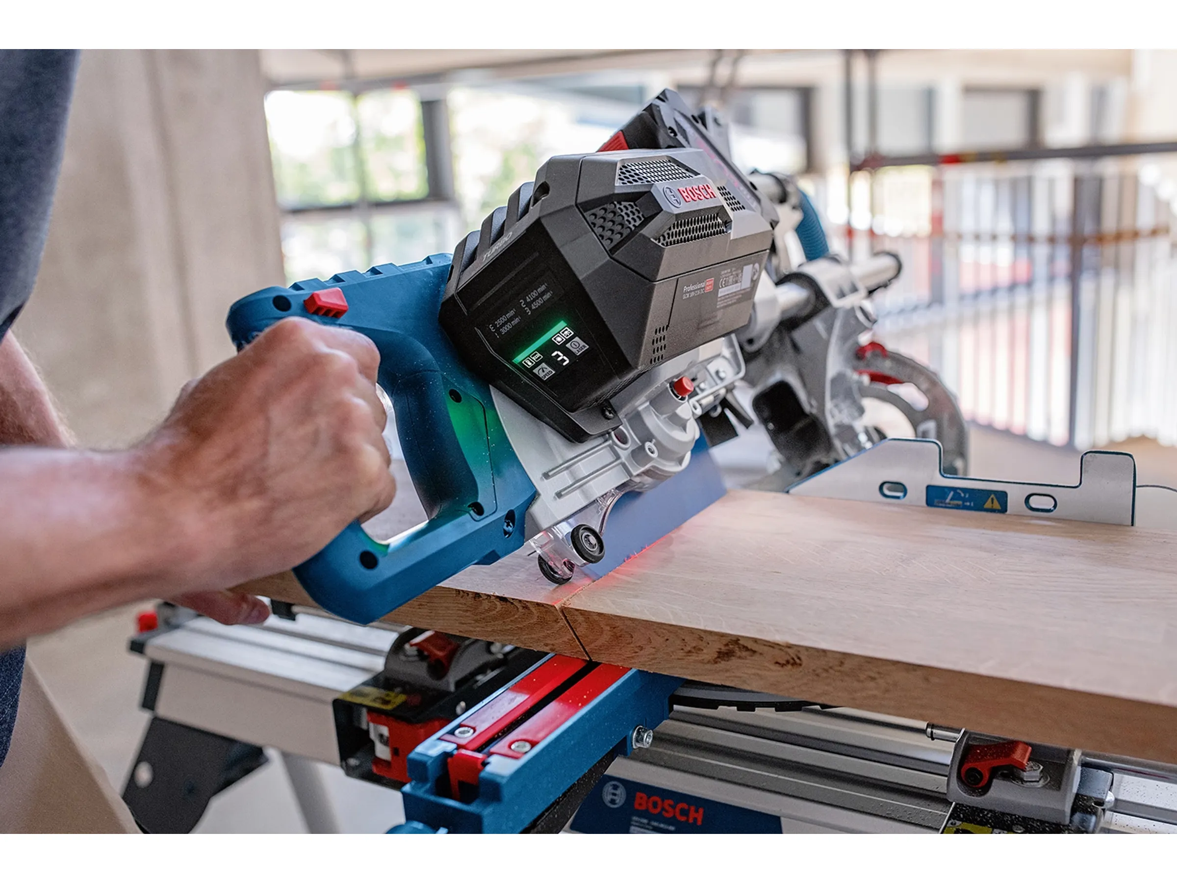 Bosch Professional Akku-Kapp- und Gehrungssäge GCM 18 V-216 DC – Bild 11