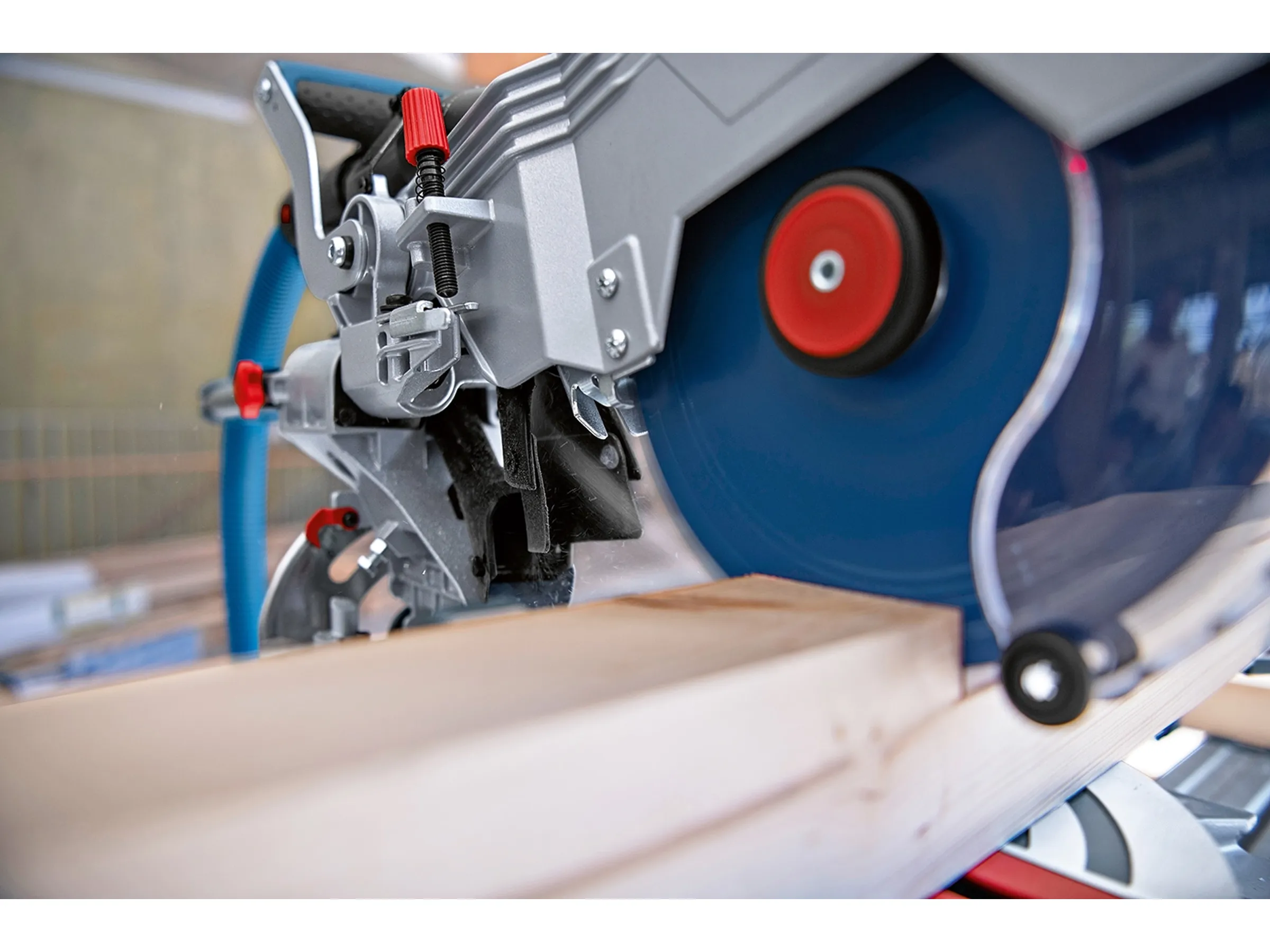 Bosch Professional Akku-Kapp- und Gehrungssäge GCM 18 V-216 DC – Bild 5